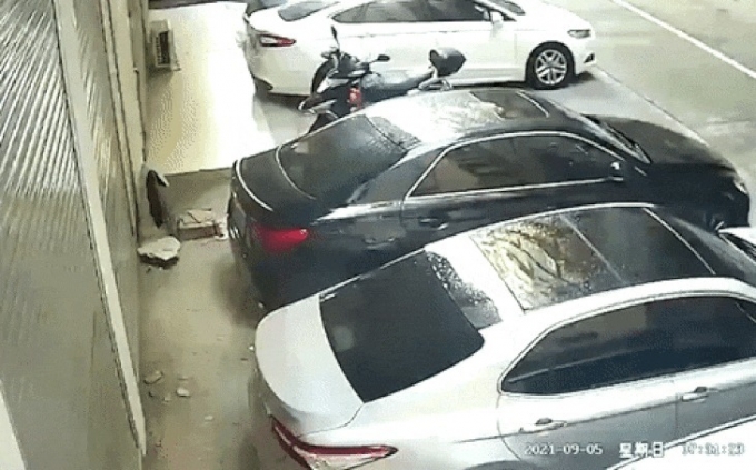 지난 5일 대만의 한 아파트 난간에서 속옷 차림의 여성이 추락하는 사고가 발생했다. (더선 갈무리) © 뉴스1