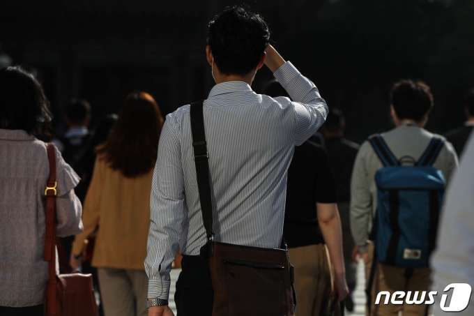 9일 서울 광화문 네거리에서 출근길 시민들이 발걸음을 재촉하고 있다. 2021.9.9/뉴스1 © News1 성동훈 기자