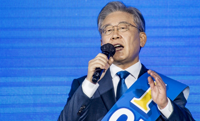 이재명 경기도지사 측이 곽상도 국민의힘 아들의 퇴직금 50억원과 관련해 ‘국민의힘 게이트’라고 규정 지으며 제3자 뇌물죄로 수사해야 한다고 촉구했다. 사진은 더불어민주당 대선 후보 선출을 위한 순회 경선 광주·전남 합동연설회가 지난 25일 오후 광주 서구 김대중컨벤션센터 1층 다목적홀에서 열린 가운데 기호 1번 이재명 후보가 연설을 하던 모습. /사진=뉴시스