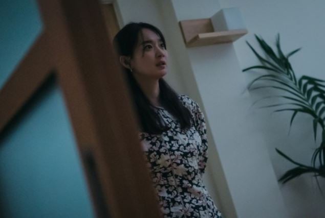 '갯마을 차차차'가 한밤 중 신민아에게 벌어지는 심상치 않은 사건을 예고했다. 사진은 갯마을 차차차속 신민아의 모습. /사진=tvN 제공 