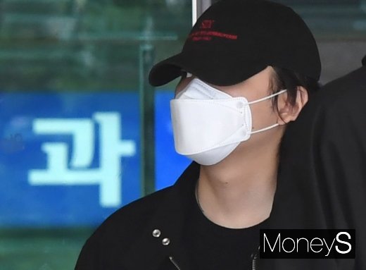 27일 경찰이 집행유예 기간에 무면허 운전을 하다 사고를 낸 혐의를 받는 가수 노엘(21·장용준) 사건과 관련해 기본적인 증거를 확보했다. 사진은 노엘이 지난해 5월7일 오후 서울 공덕동 서울서부지방법원에서 열린 음주운전 사고 관련 혐의에 대한 2차 공판을 마치고 법원을 나오는 모습. /사진=장동규 기자