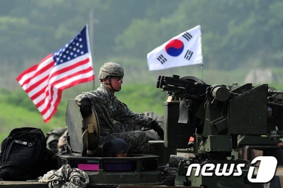 성조기(왼쪽)와 태극기가 걸려 있은 주한미군의 M1A2 전차. 2013.5.30/뉴스1