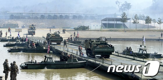 한미 연합 도하훈련. 2016.3.16/뉴스1 © News1 안은나 기자