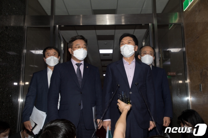 윤호중 더불어민주당 원내대표와 김기현 국민의힘 원내대표가 27일 저녁 서울 여의도 국회에서 박병석 국회의장 주재로 열린 여야원내대표회동을 마치고 취재진의 질문에 답하고 있다. 여야는 언론중재법 처리를 위해 이날 열기로 했던 본회의를 28일로 연기하고, 다시 한번 원내대표회동을 통해 논의를 이어가기로 했다고 밝혔다. 2021.9.27/뉴스1 © News1 구윤성 기자