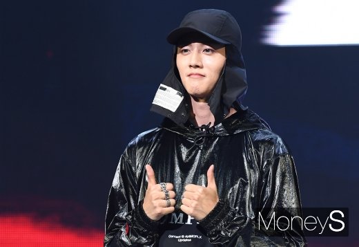  "백신 안 맞아도 나는 코로나 안 걸릴 거 같다"라고 발언을 해 물의를 빚은 그룹 SF9의 멤버 영빈이 해당 발언에 대해 사과했다. 사진은 2019년 6월 서울 광진구 광장동 예스24 라이브홀에서 열린 7번째 미니앨범 'RPM(알피엠)' 쇼케이스 무대에 올라 포즈를 취하고 있는 SF9 영빈의 모습. /사진=장동규 기자