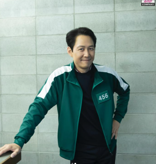 아티스트컴퍼니가 28일 공식 인스타그램을 통해 '오징어게임' 이정재 근황을 공개했다.  사진은 아티스트컴퍼니 공식 인스타그램에 올라온 이정재가 '오징어게임' 출연 당시에 입었던 트레이닝복을 입고 포즈를 취하고 있는 모습. /사진= 아티스트컴퍼니 인스타그램 캡처 