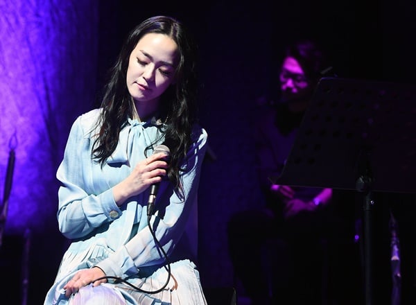 김윤아가 지난 28일 자신의 인스타그램을 통해 '온앤오프' 출연 당시 불거진 자녀 용돈 논란을 해명했다. 사진은 정규 4집 '타인의 고통' 발매 쇼케이스에서 수록곡 무대를 선보이고 있는 김윤아. /사진=뉴스1