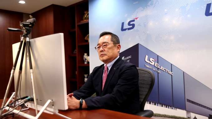 구자열 LS그룹 회장이 29일 세계경제포럼(WEF)에서 개최한 비대면 온라인 연차회의에 참석해서 계열사인 LS일렉트릭이 2021년 ‘세계등대공장’에 선정된 것에 대한 소감을 말하고 있다. / 사진=LS