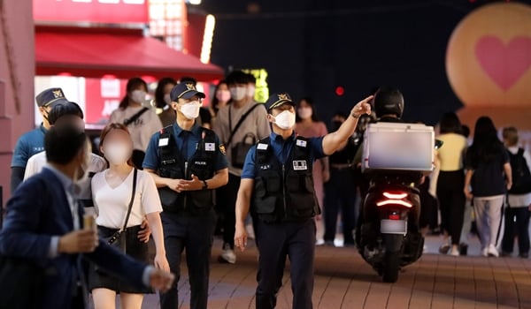 서울경찰청이 29일 발표한 조사에 따르면 182개소가 신고없이 숙박업을 운영한 것으로 파악됐다. 사진은 지난 7월 마포구 홍대거리에서 경찰이 불법영업을 단속하는 모습. /사진=뉴시스 