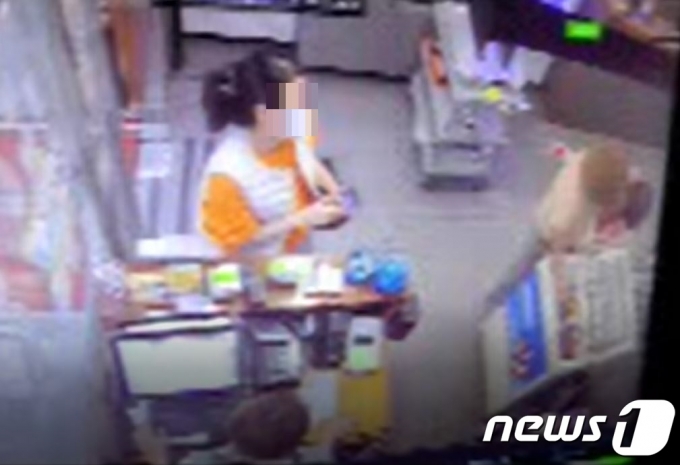 양주시의 고깃집을 상대로 식대를 환불을 목적으로 방역수칙 준수 트집을 잡고 욕설을 한 모녀. 카운터에는 딸 방씨, 아이스크림을 꺼내는 목사 이씨. © 뉴스1