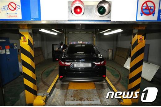 기계식 주차장에서 사고가 발생할 경우 보험으로 보상을 받을 수 있는지에 대한 관심이 커지고 있다. 사진은 올해 9월 추락사고가 발생한 제주 서귀포시 한 호텔 주차장./사진=뉴스1 