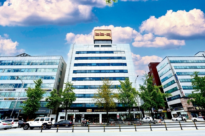 지난 9월 29일 BBQ가 bhc 박현종 회장을 상대로 낸 ‘영업비밀침해’ 금지 민사소송 1심 판결에서 BBQ가 패소했다. 패소 판결 후 BBQ는 즉각 항소하겠다는 입장을 밝혔다. BBQ 본사 전경/사진제공=BBQ