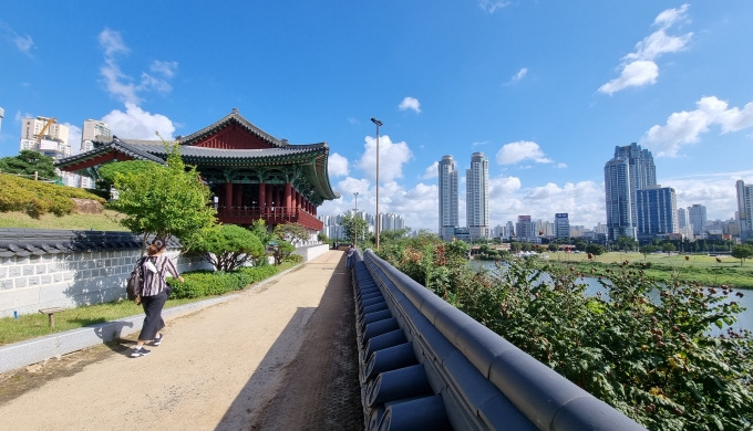 오늘은 전국이 대체로 맑다가 밤부터 차차 구름이 많아지겠다. 사진은 지난 9월 울산의 모습./사진제공=뉴시스