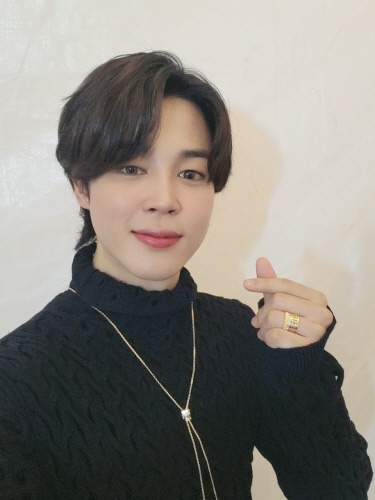 3일 지민은 방탄소년단 공식 트위터에 지민 고유 해시태그를 걸고 셀카 두 장을 공개했다. /사진출처=방탄소년단 트위터