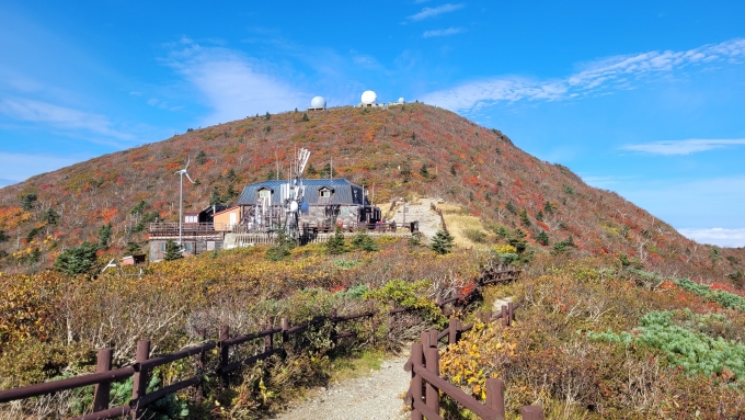 설악산에서 암벽을 오르던 남성 2명이 추락해 사망했다. 사진은 설악산 전경/사진=뉴스1
