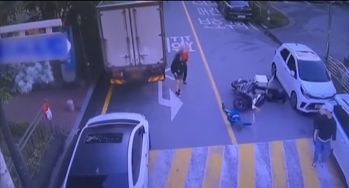어린이 보호구역에서 역주행하던 오토바이가 갑자기 뛰어든 어린아이를 친 사고가 발생해 논란이 일고 있다./사진=유튜브 채널 '한문철TV' 화면 캡처.