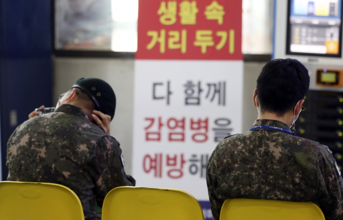군 부대에서 신종 코로나바이러스 감염증(코로나19) '돌파감염' 사례가 잇달아 보고되고 있다. 사진은 서울 광진구 구의동 동서울터미널에 부대로 복귀하는 군장병의 모습 /사진=뉴시스