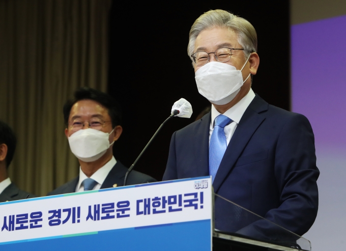 더불어민주당 대권주자인 이재명 경기지사가 3일 오전 경기도 수원시 경기도의회 대회의실에서 기자회견을 열고 경기지역 공약을 발표하고 있다./사진=뉴시스