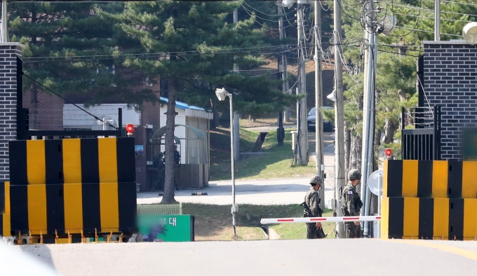 지난 3일 오후 경기 연천군 해당 부대의 상급 부대 앞이 통제된 모습./사진=뉴시스