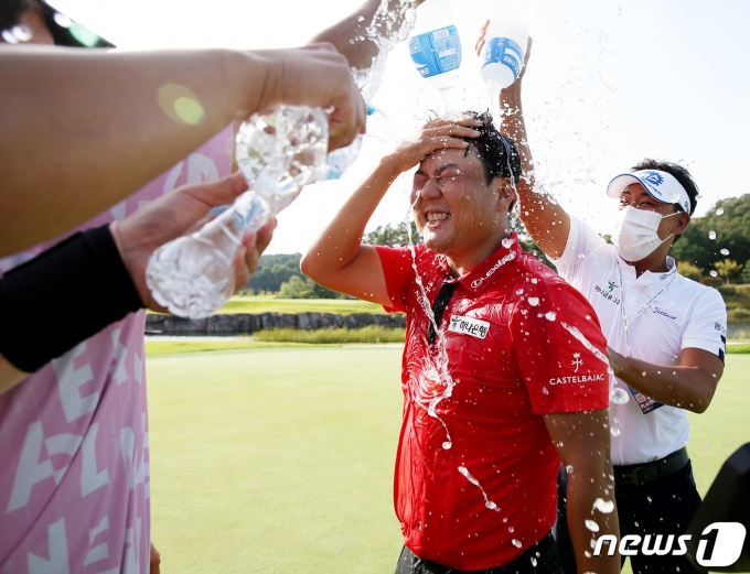 [사진] 물세례 받는 함정우 머니S