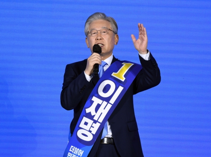 더불어민주당 대선주자인 이재명 경기도지사가 3일 인천 송도컨벤시아에서 열린 인천 지역 순회 경선에서 7800표(득표율 53.88%)를 얻어 1위를 기록했다. /사진=뉴스1