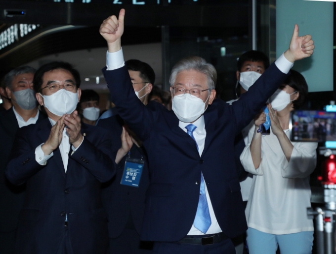 더불어민주당 20대 대통령선거 경선후보인 이재명 경기도지사가 3일 인천 지역 경선과 2차 국민·일반당원 선거인단(2차 선거인단) 투표에서 각각 과반 득표에 성공했다. /사진=뉴스1