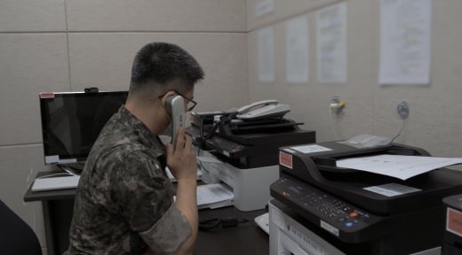 남북 통신선이 이날 오전 9시부터 복원될 것으로 보인다. 사진은 지난 7월 남북군사당국 간 통신선 시험 통신을 하는 군 관계자./사진제공=국방부 