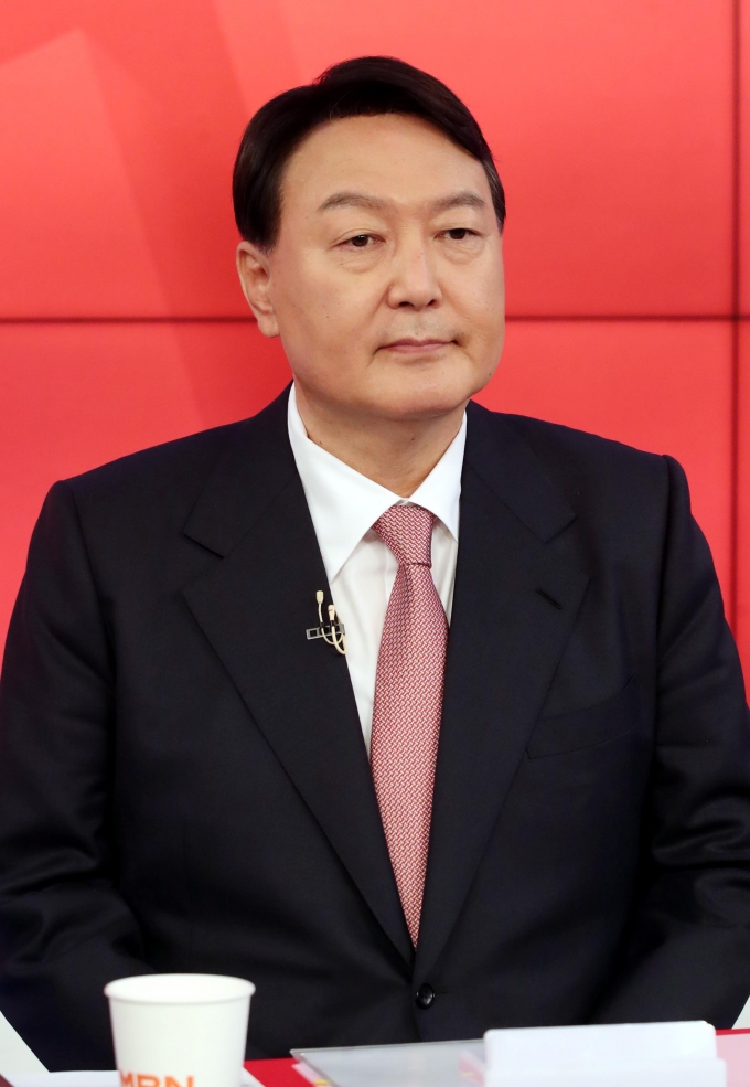 윤석열 전 검찰총장이 손바닥에 한자로 '왕(王)'이라는 글자를 쓴 채 토론에 참석해 논란이 일고 있다. / 사진=뉴시스