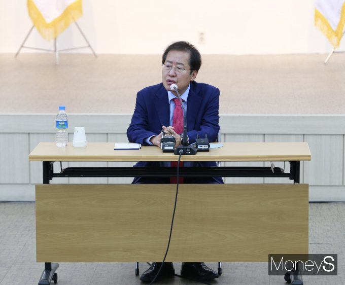 홍준표 국민의힘 대선 예비후보가 4일 오전 국민의힘 경남도당에서 'JP희망본부 경남선거대책위' 임명장을 수여한 후 발언하고 있다./사진=머니S 임승제 기자. 