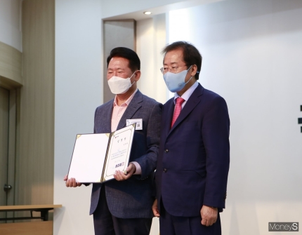 홍준표 국민의힘 대선 예비후보가 4일 경남도당에서 김한표 전 의원에게 'JP희망본부 경남선대위' 위원장 임명장을 수여하고 있다./사진=머니S 임승제 기자.