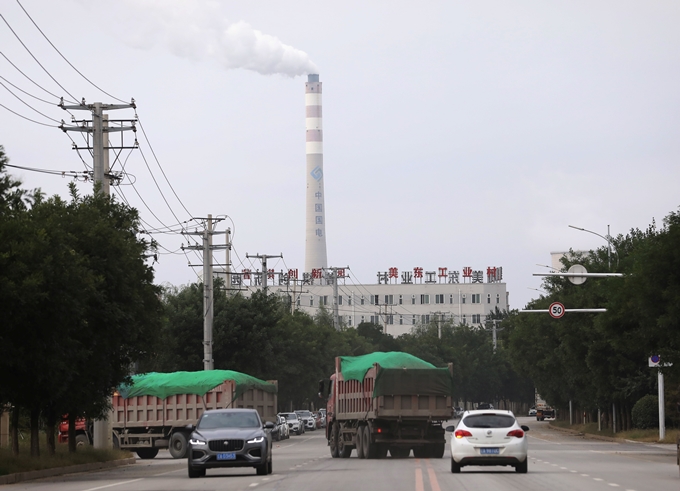CNBC가 중국 전력난의 원인으로 호주와의 긴장 관계에 따른 석탄 수입 장애를 꼽았다. 사진은 지난달 29일 중국 화력발전소 모습. /사진=로이터