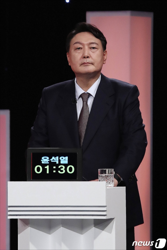 윤석열 국민의힘 대선 경선 후보가 5일 오후 서울 여의도 한국방송공사(KBS) 스튜디오에서 제6차 방송토론회를 준비하고 있다. 2021.10.5/뉴스1 © News1 국회사진취재단