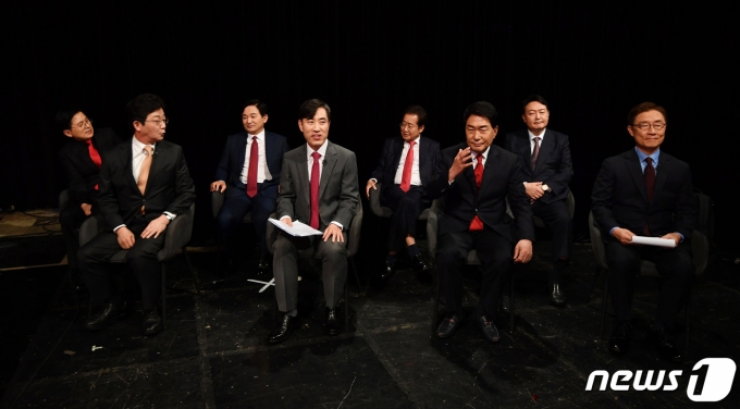 유승민, 하태경, 안상수, 최재형, 황교안, 원희룡, 홍준표, 윤석열 국민의힘 대선 경선 후보가 5일 오후 서울 여의도 한국방송공사(KBS) 스튜디오에서 제6차 방송토론회를 준비하고 있다. 2021.10.5/뉴스1 © News1 국회사진취재단