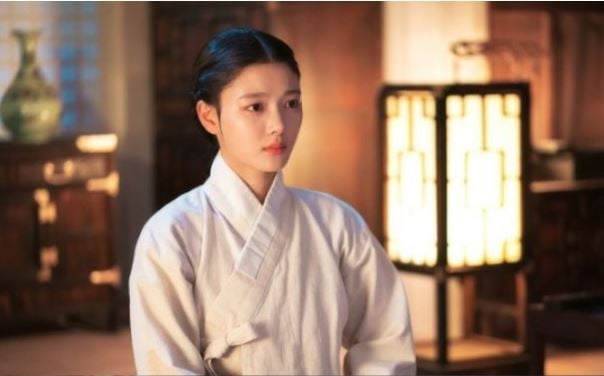 SBS 월화드라마 ‘홍천기’(연출 장태유/극본 하은/제작 스튜디오S, 스튜디오태유) 10회에서는 하람(안효섭 분)은 몸에 깃든 마왕이 깨어나 사랑하는 연인을 해칠 수 있다는 사실에 홍천기(김유정 분)를 멀리 보내기로 결심했다. /사진=SBS 제공
