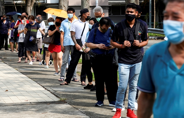 싱가포르 스트레이트타임스의 6일(이하 한국시각) 보도에 따르면 싱가포르 신종 코로나바이러스 감염증(코로나19) 신규 확진자가 3000명을 넘었다. 사진은 지난달 21일 코로나19 검사를 받기 위해 줄서있는 싱가포르 시민. /사진=로이터 