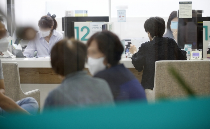 KB국민은행에 이어 하나은행도 가계대출 총량 관리를 위해 대환대출 신청을 중단한다. 사진은 서울시내 은행 대출창구에서 시민들이 업무를 보는 모습./사진=뉴스1