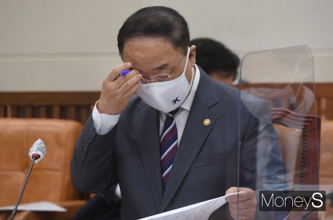 [머니S포토] 이마 만지는 홍남기 부총리