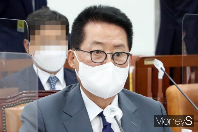 공수처는 6일 윤석열 캠프 측이 고발한 '제보사주 의혹'과 관련해 수사에 착수했다고 밝혔다. 사진은 박 원장이 지난 8월 국회 정보위원회 전체회의에 출석한 모습. /사진=임한별 기자