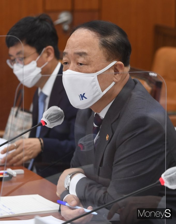 [머니S포토] 양도세 관련 질의에 답하는 홍남기 경제부총리