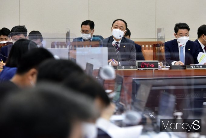 [머니S포토] 2021년도 국정감사 질의 답하는 홍남기 부총리