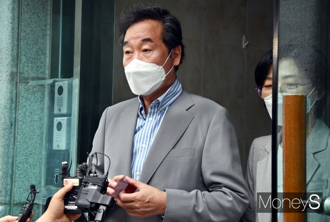 이낙연 전 더불어민주당 대표가 '대장동 의혹'과 관련해 이재명 경기도지사에 대한 총공세에 나섰다. 사진은 지난 7월19일 서울 마포구에서 열린 딥페이크 피해 근절을 위한 대담회를 마친 후 취재진 질문에 답하는 이 전 대표 모습. /사진=장동규 기자
