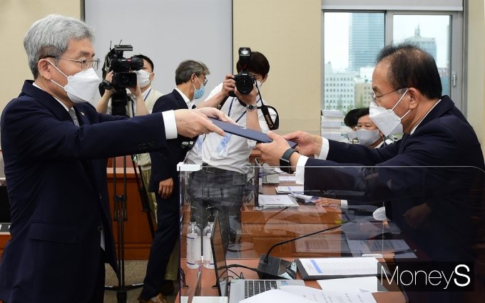 [머니S포토] 2021 정무위 국감, 선서장 전달하는 금융위 '고승범'