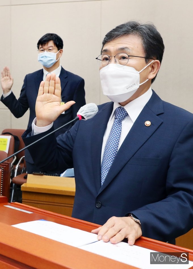 [머니S포토] 2021 국감, 선서하는 보건복지부 '권덕철'