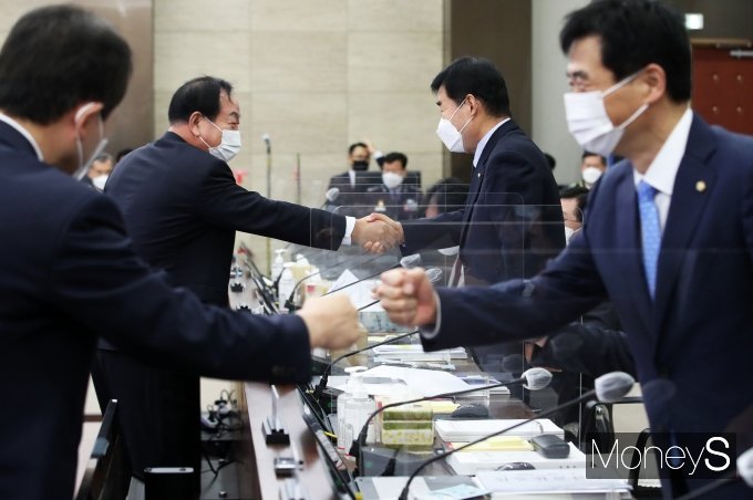 [머니S포토] 합동참모본부 국정감사서 인사하는 여야