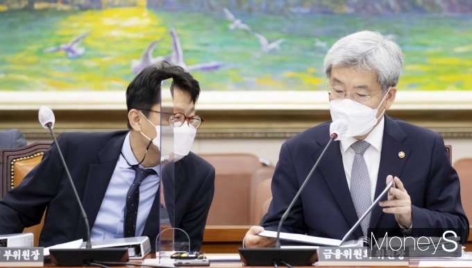 [머니S포토] 2021 정무위 국감, 의견 나누는 금융위 '고승범·도규상'