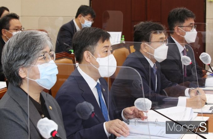 [머니S포토] 2021 국감, 질의듣는 보건복지부·질병청 수장