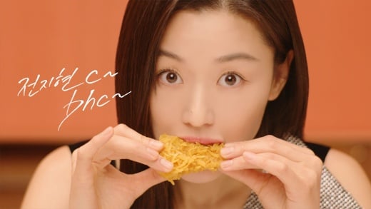 배우 전지현은 드라마 '별에서 온 그대'에서 '치맥'을 즐기며 화제가 됐다. 사진은 치킨 프랜차이즈의 모델로 활동하는 전지현의 모습./사진=bhc