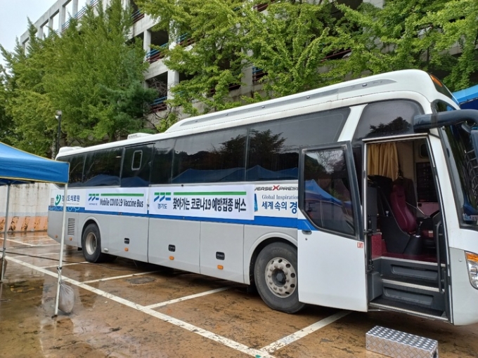 경기도가 전국 최초로 외국인 밀집 사업장 등을 방문해 백신을 접종하는 '찾아가는 코로나19 예방접종 버스(백신버스)'를 운영한다. / 사진제공=경기도