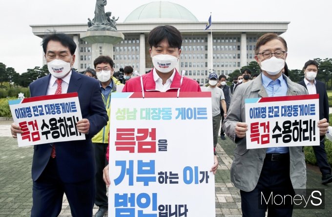 [머니S포토] 여의도 나선 이준석 국민의힘 대표