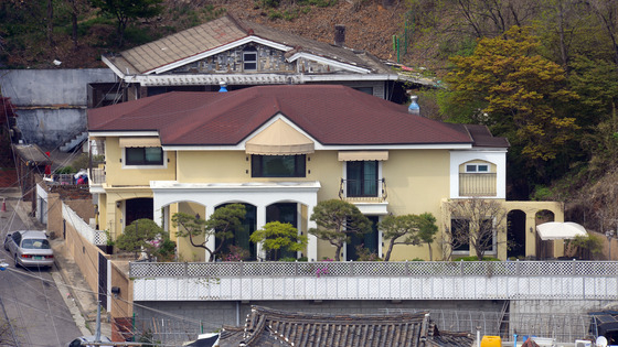 박근혜 전 대통령이 2017년 3월부터 거주한 서울 내곡동 사저는 토지면적 406㎡에 지상 2층인 단독주택이다. 2018년 공시지가는 28억원, 지난 8월 초 진행한 공매에선 감정가 31억6554만원에 나와 3명이 입찰했다. /사진=뉴스1